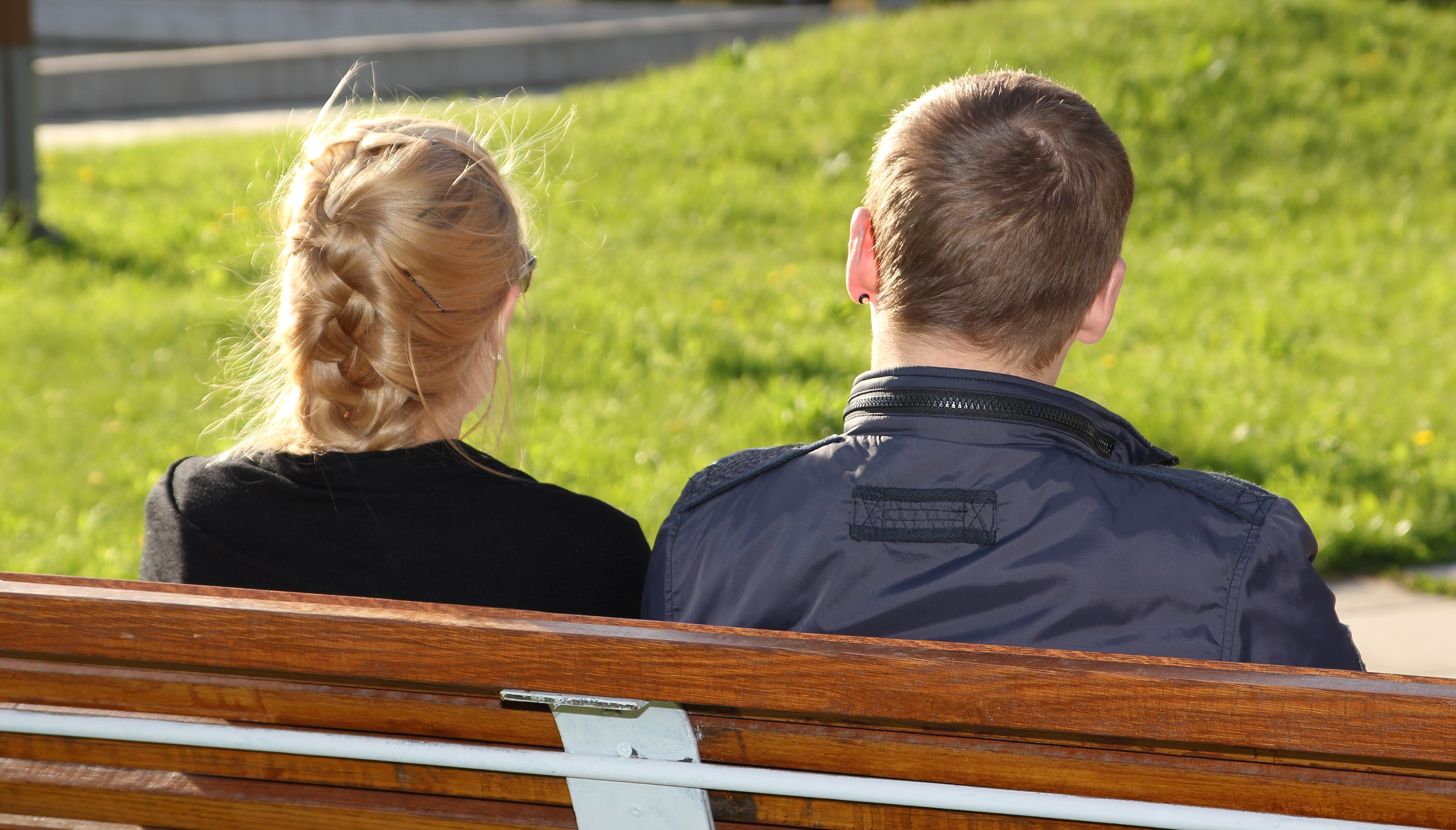 Mand og kvinde sidder på en bænk